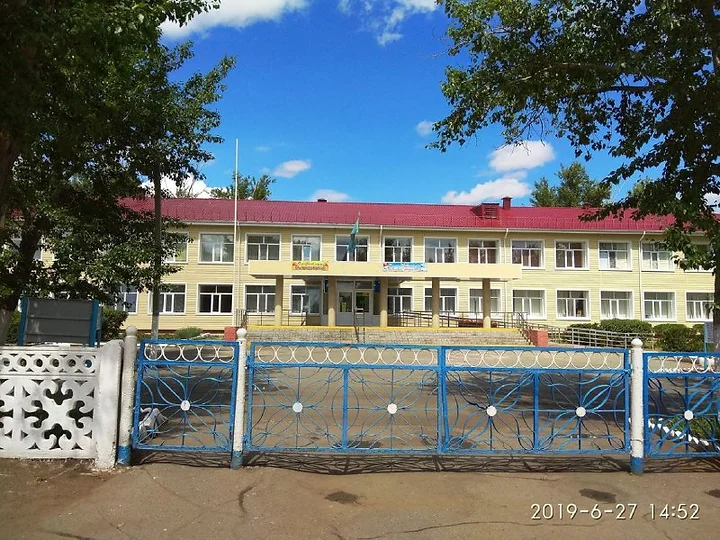 Наша школа – это пространство благополучия, успеха и безопасности. Это – надежный, теплый дом, где есть работа и отдых, праздники и будни, и самое главное – добрые традиции. Это комфортное и безопасное место обучения. В школе функционирует множество кружков, футбольные и волейбольные секции, музыкальные ансамбли. При школе открыта уютная столовая, оборудованный спортивный зал, интерактивные кабинеты, осуществляется подвоз школьников из соседнего села.В школе сложился творческий коллектив единомышленников, применяющих в повседневной работе новейшие методики обучения, передовые технологии преподавания. Школа постоянно развивается и идет в ногу со временем, главной ее характеристикой является модернизация и достижение высокого уровня качества образования. Мы гордимся своей школой и своими учениками!
Жумабаев С.Б.
Руководитель школы